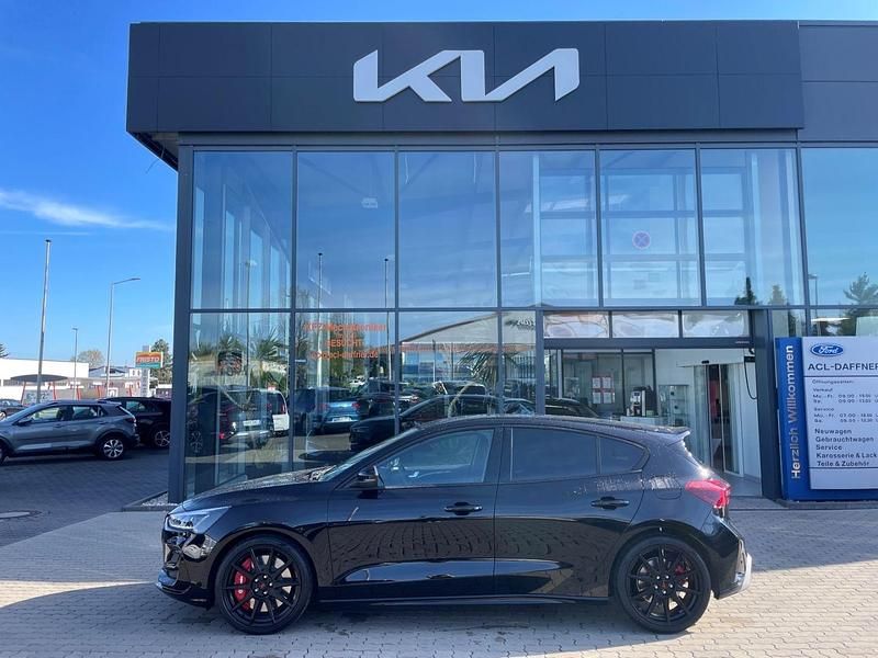 Obsidianschwarz metallic Neu 2025 Ford Focus ST Limousine | 38.940 € (Guter Preis) - Bild 1/4