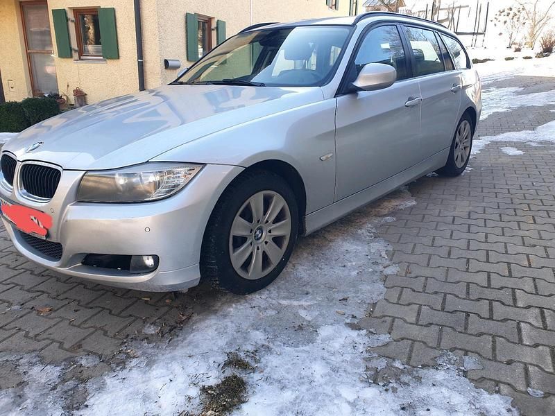 Silber Gebraucht 2011 BMW 320 Kombi | 4.700 € (Superpreis) - Bild 1/4