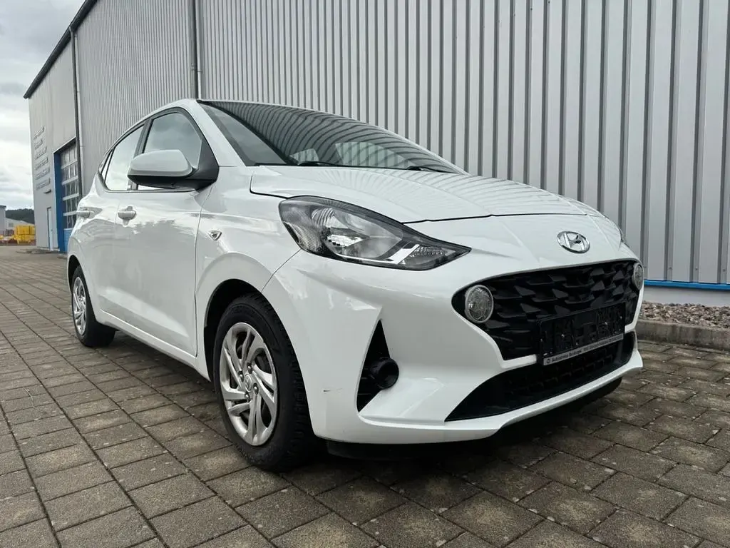 Gebraucht Hyundai i10 67 PS (49 kW) 2021 Weiß Kleinwagen