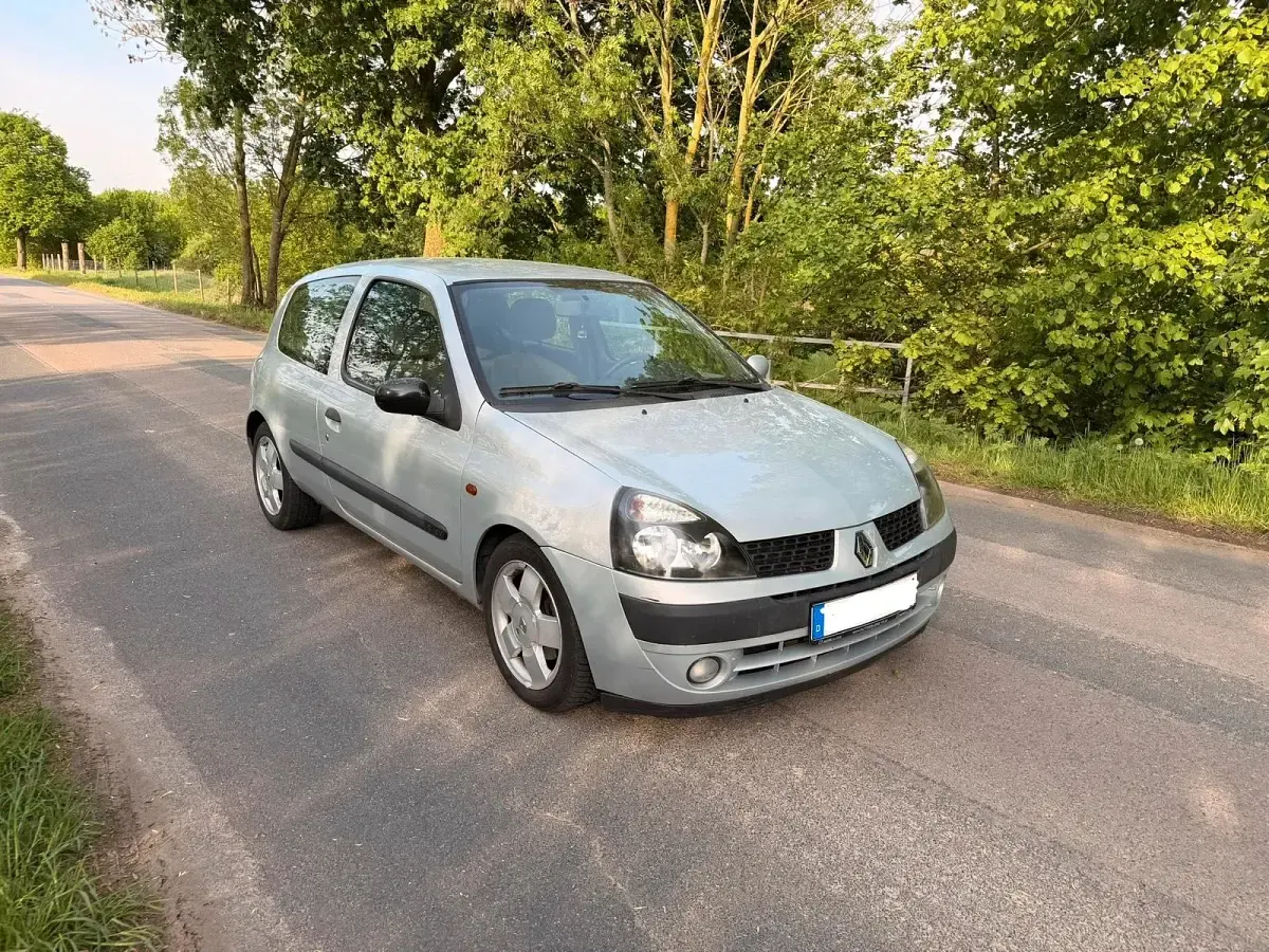 Gebraucht Renault Clio II 107 PS (78 kW) 2002 Silber Kleinwagen