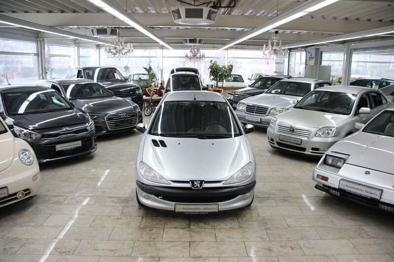 Grau Gebraucht 2002 Peugeot 206 Limousine | 1.490 € (Fairer Preis) - Bild 1/4