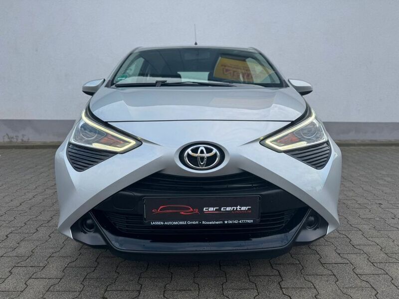 Silber Gebraucht 2020 Toyota Aygo X-play Kleinwagen | 7.700 € (Fairer Preis) - Bild 1/4