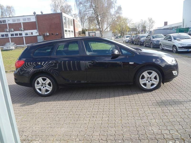 Gebraucht Opel Astra 140 PS (102 kW) 2011 Schwarz Kombi