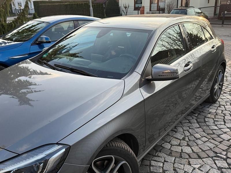 Gebraucht Mercedes A200 Urban 156 PS (114 kW) 2016 Silber Limousine