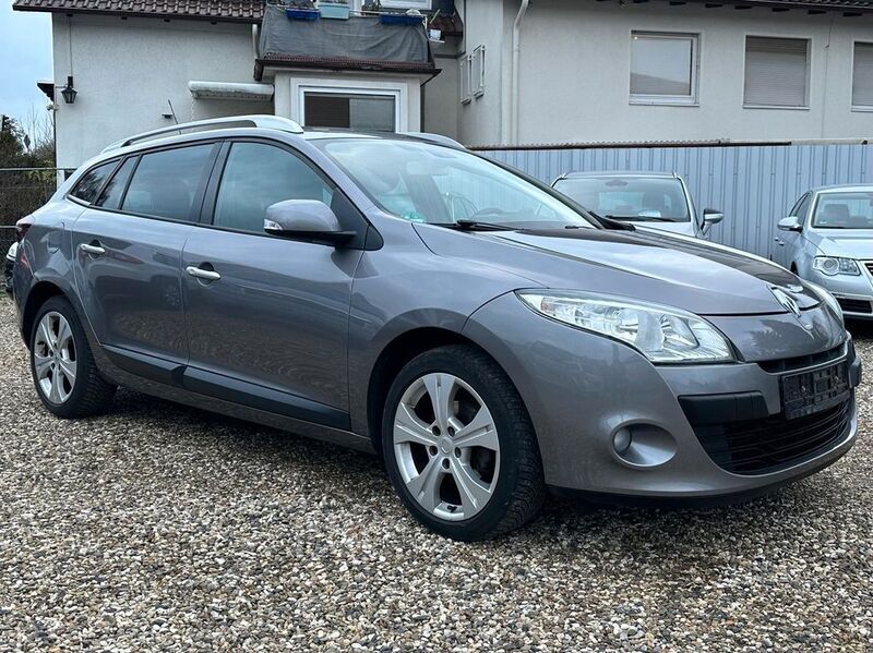 Grau Gebraucht 2011 Renault Mégane III Dynamique Limousine | 5.890 € (Etwas zu teuer) - Bild 1/4