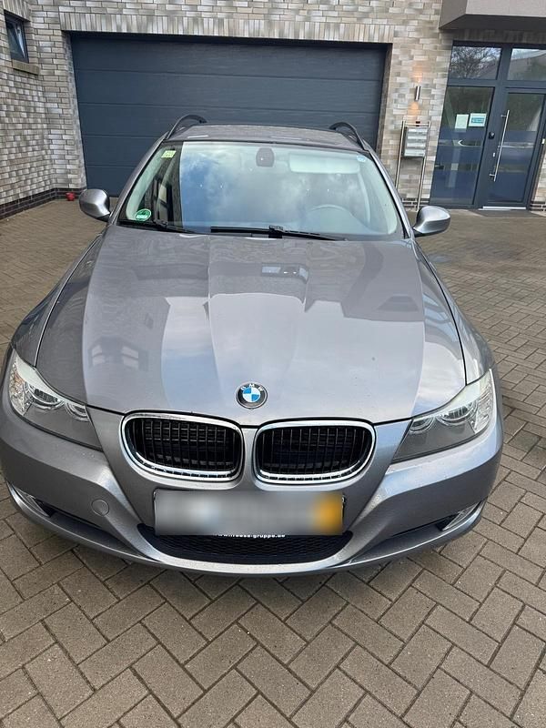 Gebraucht BMW 318 140 PS (102 kW) 2009 Grau Kombi