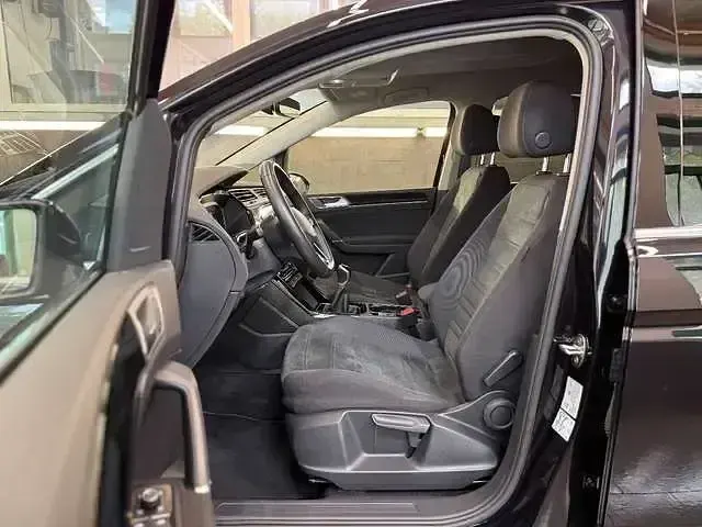 Gebraucht VW Touran Highline 150 PS (110 kW) 2023 Schwarz Van / Kleinbus