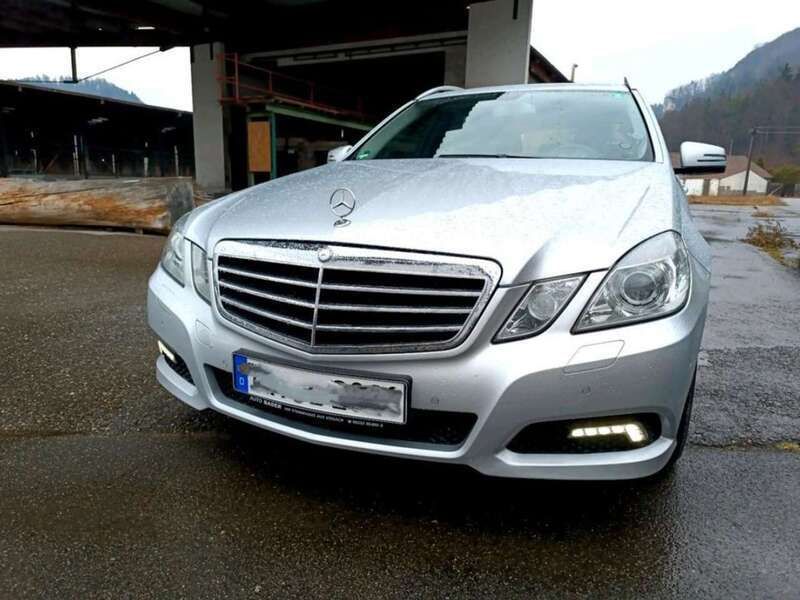Schwarz Gebraucht 2011 Mercedes E200 Avantgarde Kombi | 10.699 € (Fairer Preis) - Bild 1/4