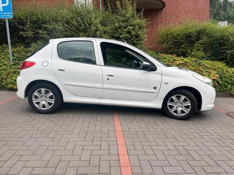 Weiß Gebraucht 2013 Peugeot 206+ Kleinwagen | 4.999 € - Bild 1/4