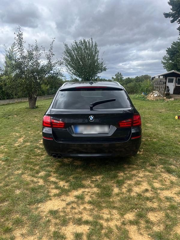 Grau Gebraucht 2011 BMW 520 Kombi | 7.900 € - Bild 1/4