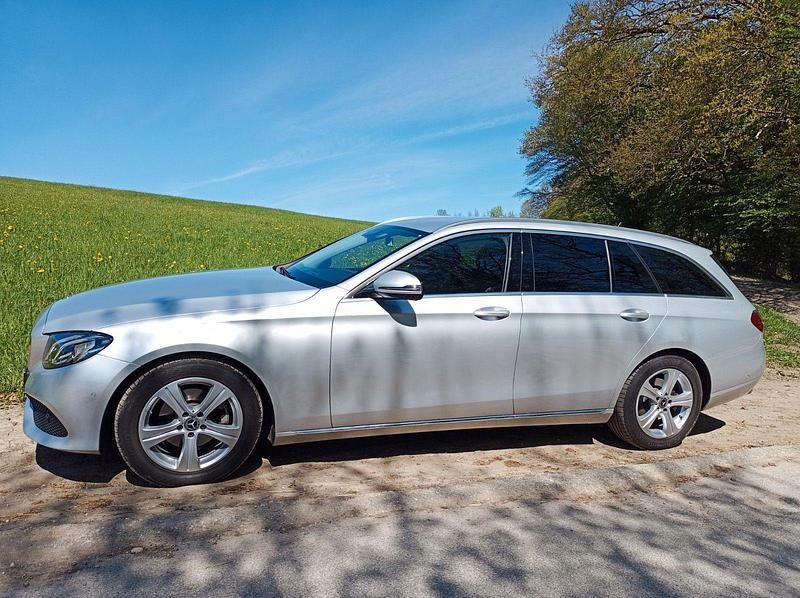 Silber Gebraucht 2018 Mercedes E220 Kombi | 22.350 € (Guter Preis) - Bild 1/4