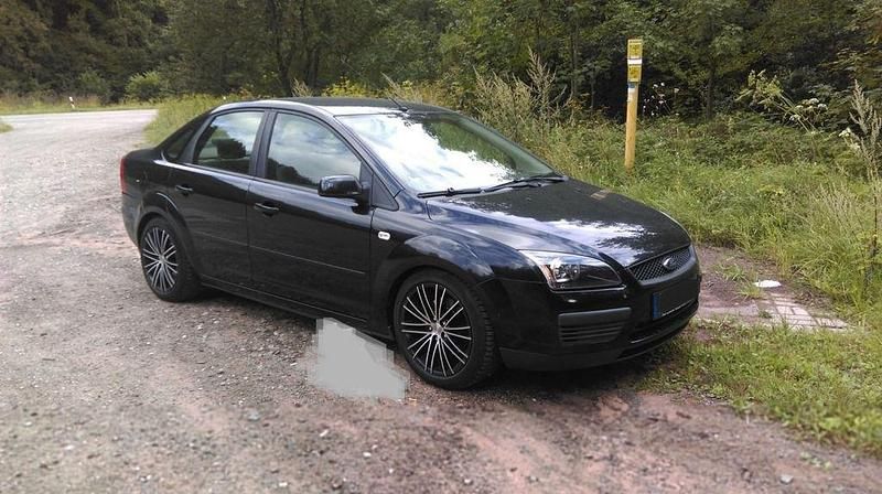 Schwarz Gebraucht 2007 Ford Focus Ghia Limousine | 599 € (Superpreis) - Bild 1/2