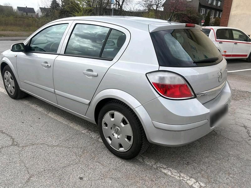 Gebraucht Opel Astra 90 PS (66 kW) 2005 Silber Limousine