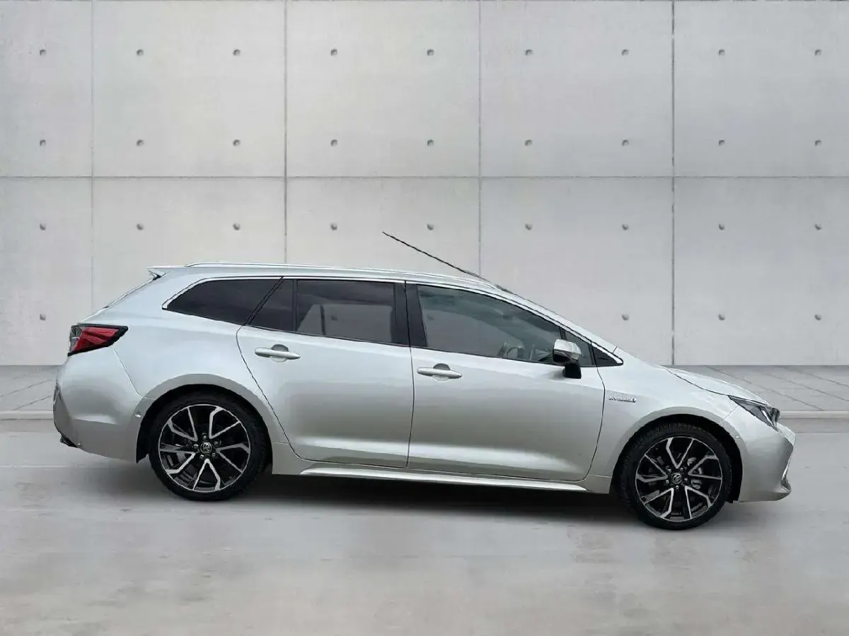 Gebraucht Toyota Corolla Hybrid Lounge 184 PS (135 kW) 2020 Precious silver Kombi