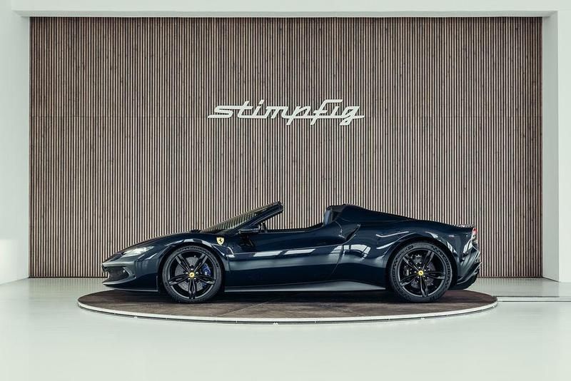 Gebraucht Ferrari 296 829 PS (609 kW) 2024 Blau Cabrio