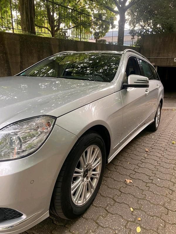 Silber Gebraucht 2011 Mercedes E220 Kombi | 8.450 € (Guter Preis) - Bild 1/4