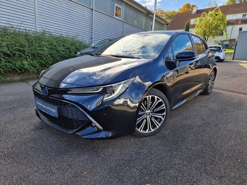 Mysticschwarz (metallic) Gebraucht 2022 Toyota Corolla Hybrid Team Limousine | 23.490 € (Fairer Preis) - Bild 1/4