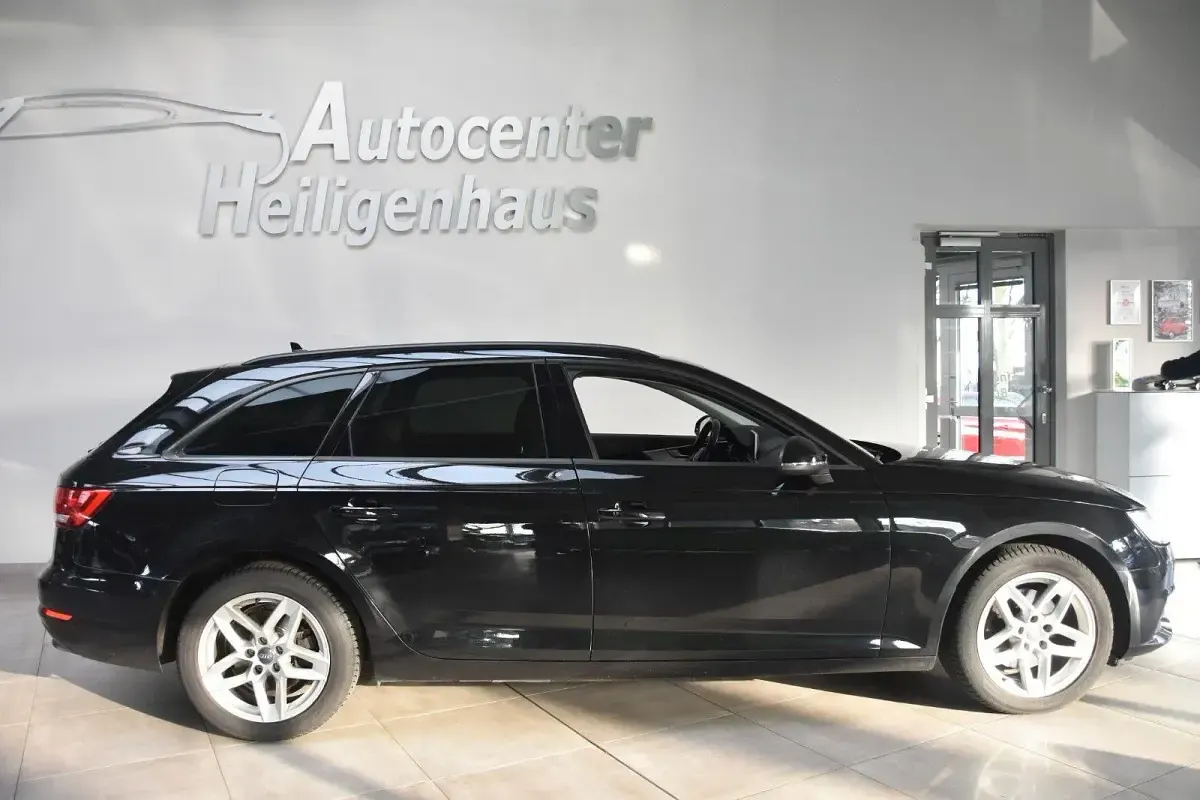 Gebraucht Audi A4 Basis 150 PS (110 kW) 2017 Schwarz Kombi