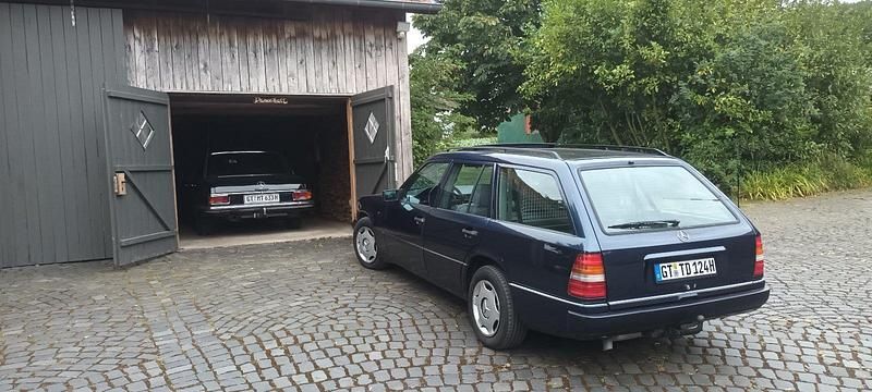 Blau Gebraucht 1995 Mercedes E250 Kombi | 12.000 € - Bild 1/4