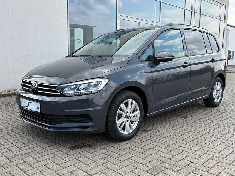 Grau Gebraucht 2023 VW Touran Comfortline Van / Kleinbus | 33.260 € (Fairer Preis) - Bild 1/4