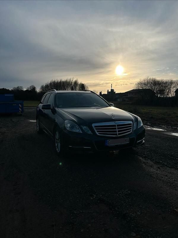 Blau Gebraucht 2013 Mercedes E220 Kombi | 7.000 € (Guter Preis) - Bild 1/4