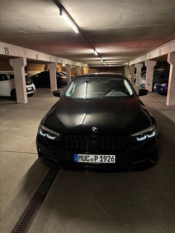 Schwarz Gebraucht 2022 BMW 520 Sport Line Limousine | 37.000 € (Fairer Preis) - Bild 1/4