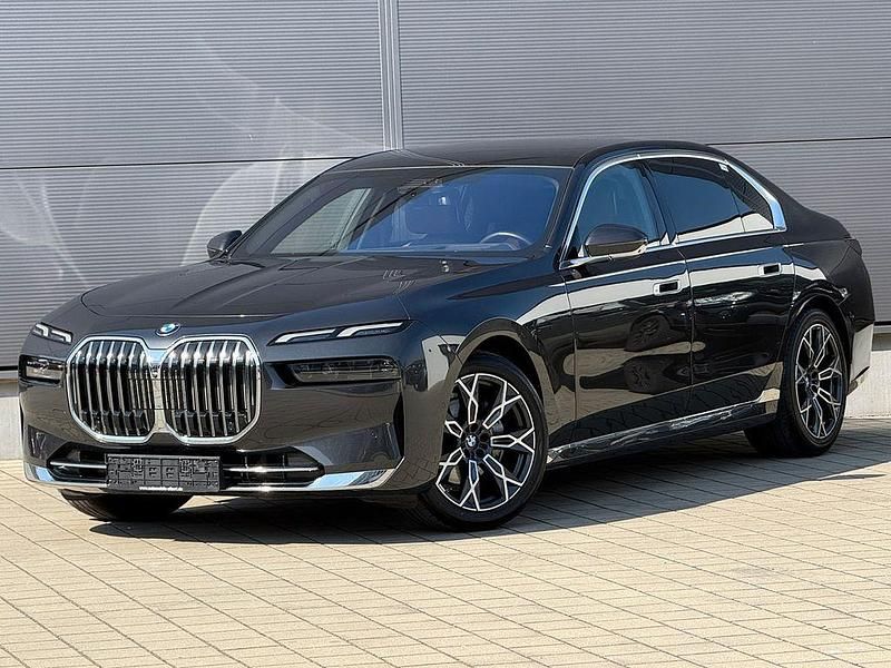 Gebraucht BMW 740 Performance 286 PS (210 kW) 2024 Sophistograu brillanteffekt me Limousine