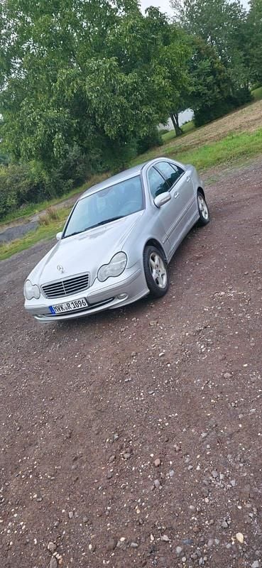 Silber Gebraucht 2003 Mercedes C220 Limousine | 2.800 € (Fairer Preis) - Bild 1/4