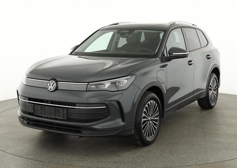 Delfingrau metallic Neu 2025 VW Tiguan Life SUV | 47.995 € (Superpreis) - Bild 1/4