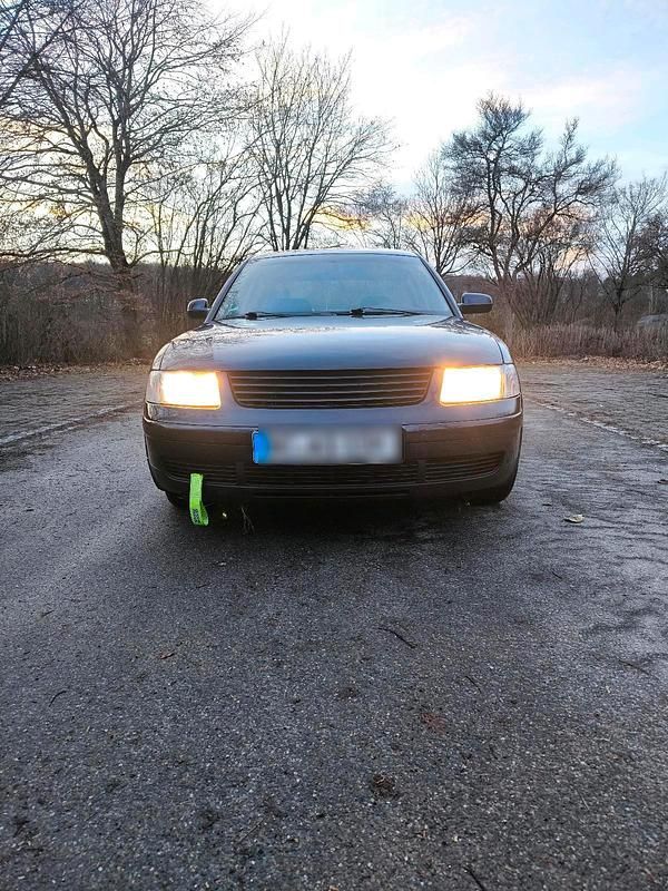 Blau Gebraucht 1998 VW Passat Limousine | 300 € (Superpreis) - Bild 1/4