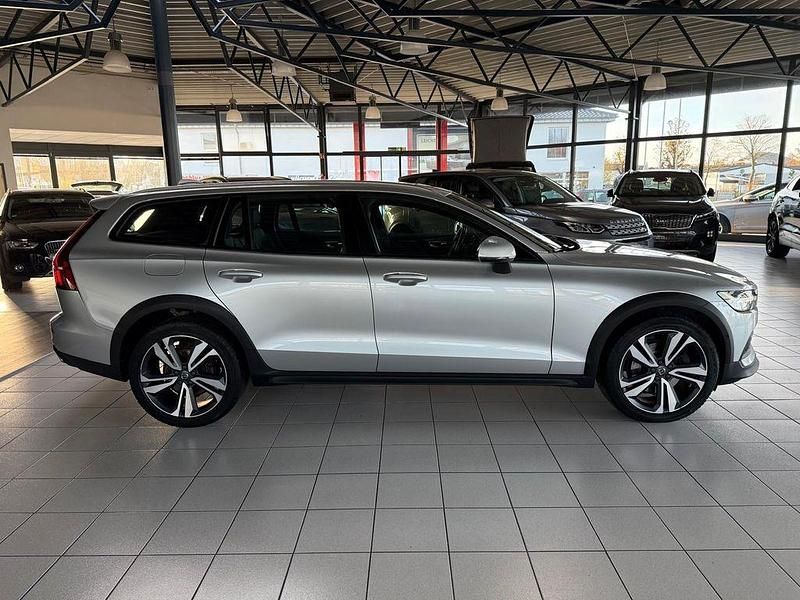 Gebraucht Volvo V60 CC Basis 190 PS (139 kW) 2019 Silber Kombi