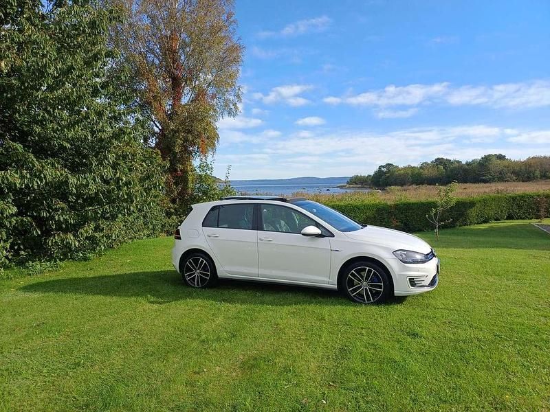Weiß Gebraucht 2016 VW Golf VII GTE Limousine | 15.990 € (Fairer Preis) - Bild 1/4