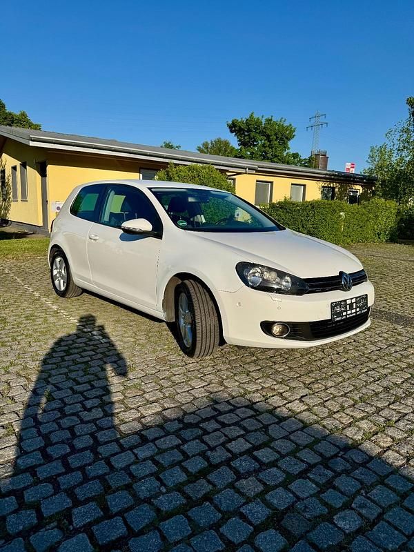Gebraucht VW Golf VI 105 PS (77 kW) 2010 Weiß Kleinwagen