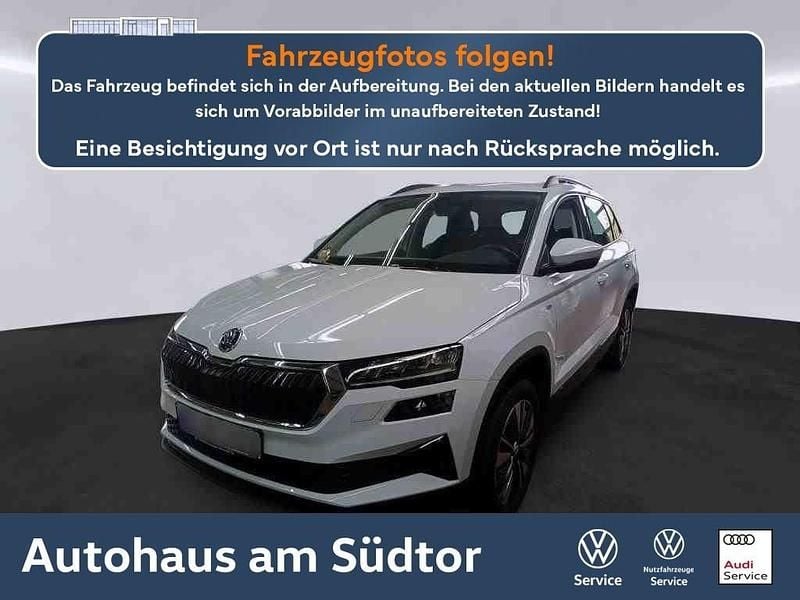Bila moon/moon white (metallic) Gebraucht 2022 Skoda Karoq Ambition SUV | 21.980 € (Guter Preis) - Bild 1/4