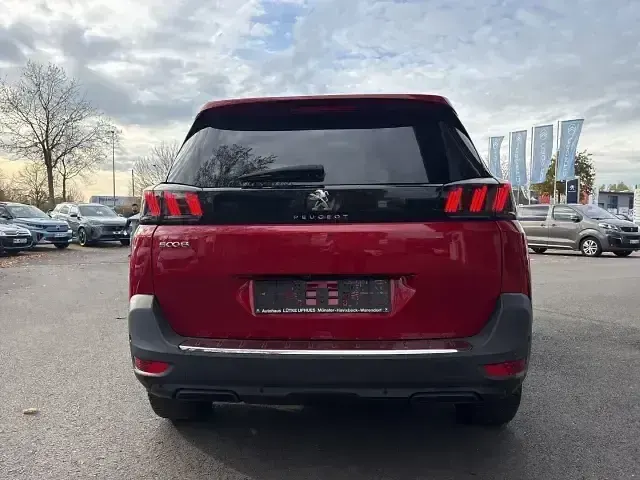 Gebraucht Peugeot 5008 Allure 131 PS (96 kW) 2022 Rot/typ verkleidung aussen metallic + fa (metallic) Van / Kleinbus