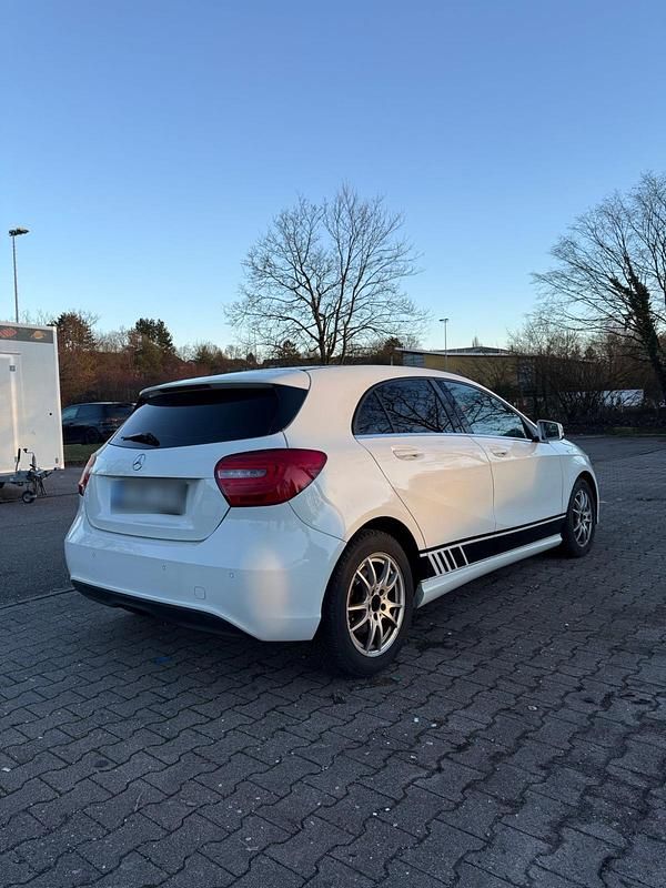 Gebraucht Mercedes A180 122 PS (89 kW) 2012 Weiß Kleinwagen