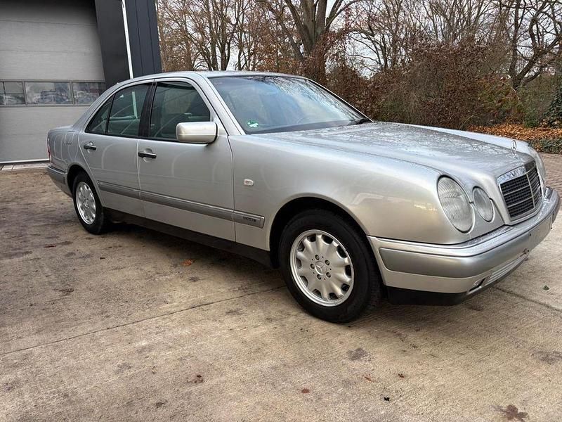 Silber Gebraucht 1996 Mercedes E200 Elegance Limousine | 5.000 € - Bild 1/4