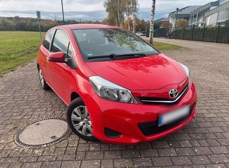 Gebraucht Toyota Yaris 69 PS (50 kW) 2012 Rot Kleinwagen