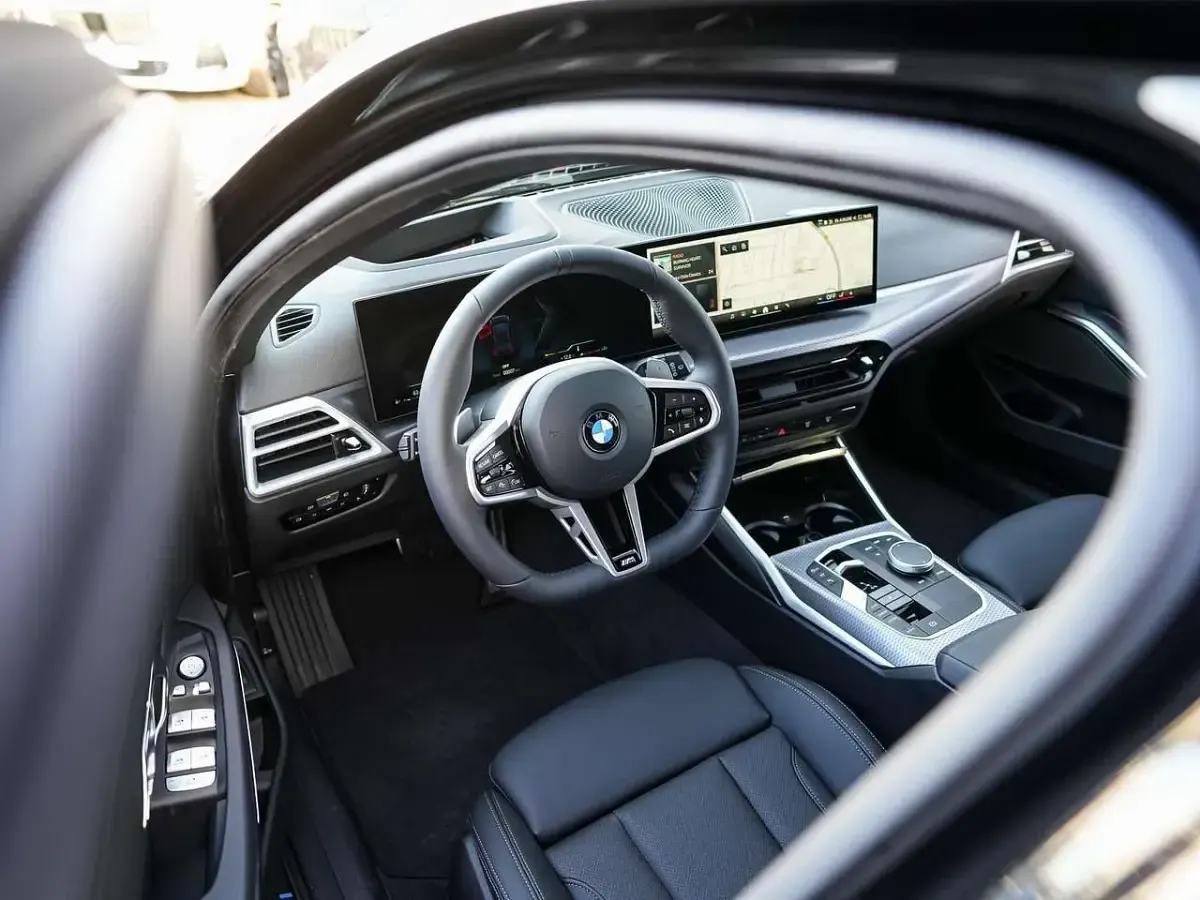 Gebraucht BMW 330 M Sport 286 PS (210 kW) 2026 Saphirschwarz metallic Kombi