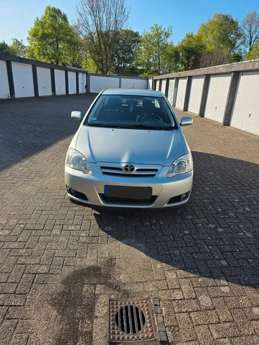 Używany Toyota Corolla 90 KM (66 kW) 2006 Srebrny Sedan/Limuzyna