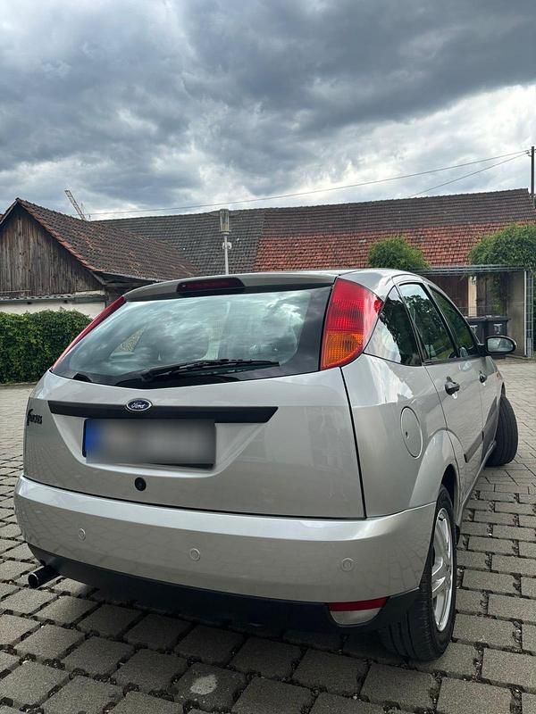 Gebraucht Ford Focus Ambiente 101 PS (74 kW) 2000 Silber Kleinwagen