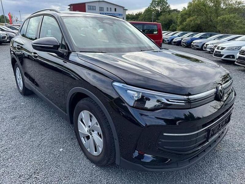 Schwarz Gebraucht 2024 VW Tiguan Life SUV | 34.770 € (Fairer Preis) - Bild 1/4