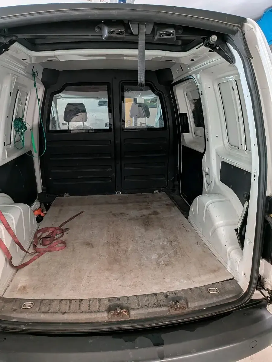 Second-hand VW Caddy 105 CP (77 kW) 2011 Alb Monovolum