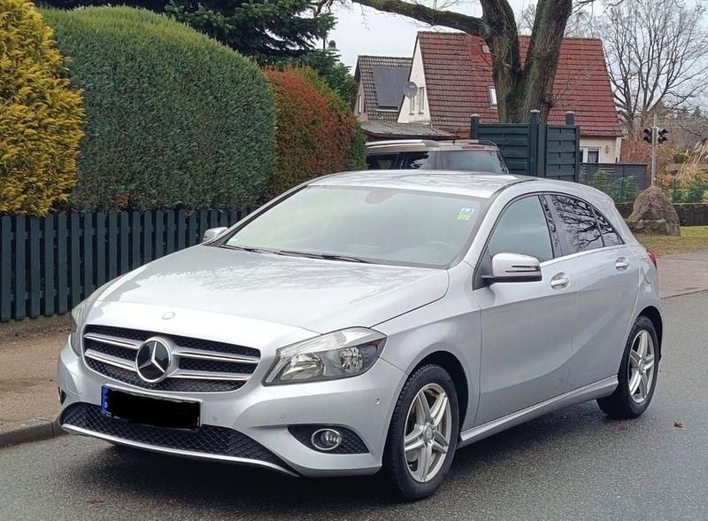 Gebraucht Mercedes A180 109 PS (80 kW) 2014 Silber Limousine