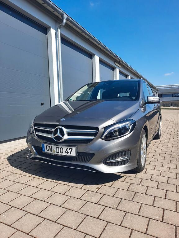 Grau Gebraucht 2015 Mercedes B180 Urban Van / Kleinbus | 17.450 € (Fairer Preis) - Bild 1/4