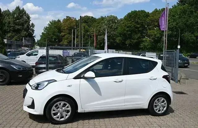Gebraucht Hyundai i10 Trend 67 PS (49 kW) 2018 Weiß Kleinwagen