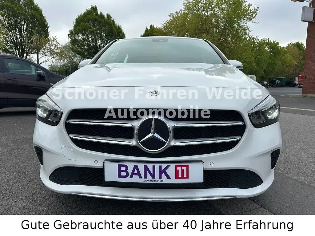 Gebraucht Mercedes B180 Business 136 PS (100 kW) 2019 Polarweiss Kleinwagen