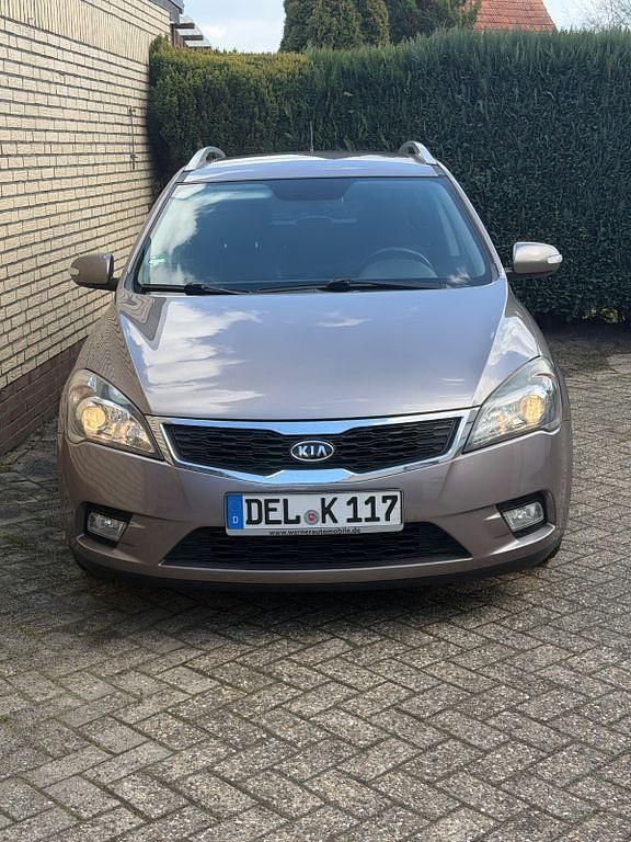 Second-hand Kia Ceed 125 CP (91 kW) 2012 Bej Hatchback