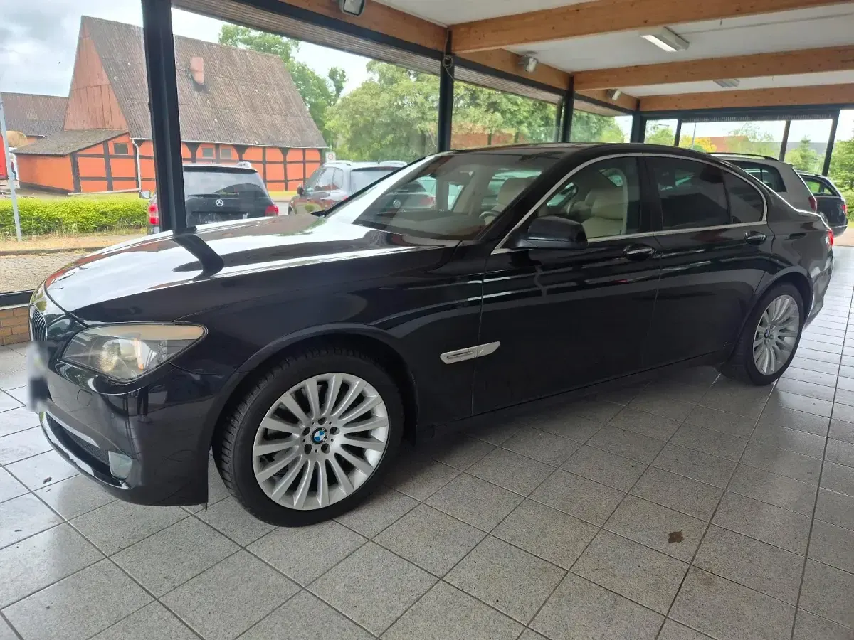 Gebraucht BMW 740 265 PS (194 kW) 2010 Schwarz Limousine