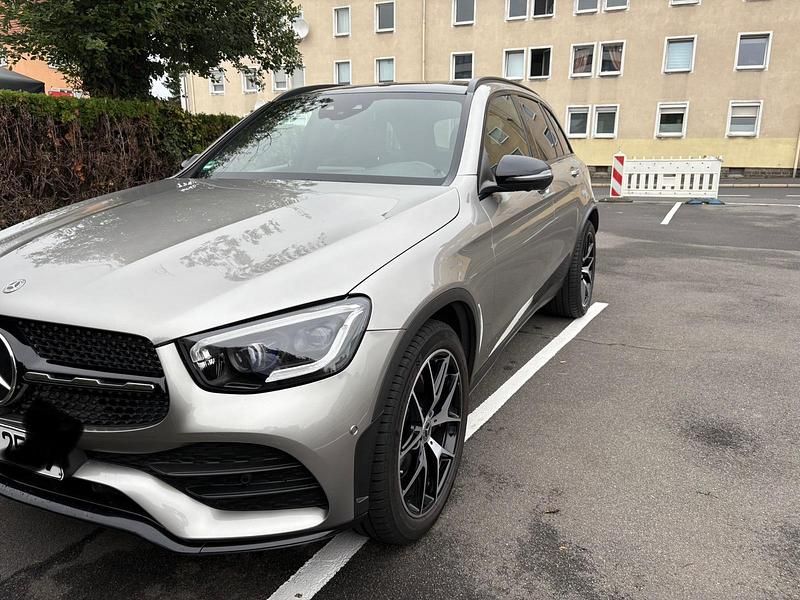 Beige Gebraucht 2019 Mercedes GLC300e SUV | 34.950 € - Bild 1/4